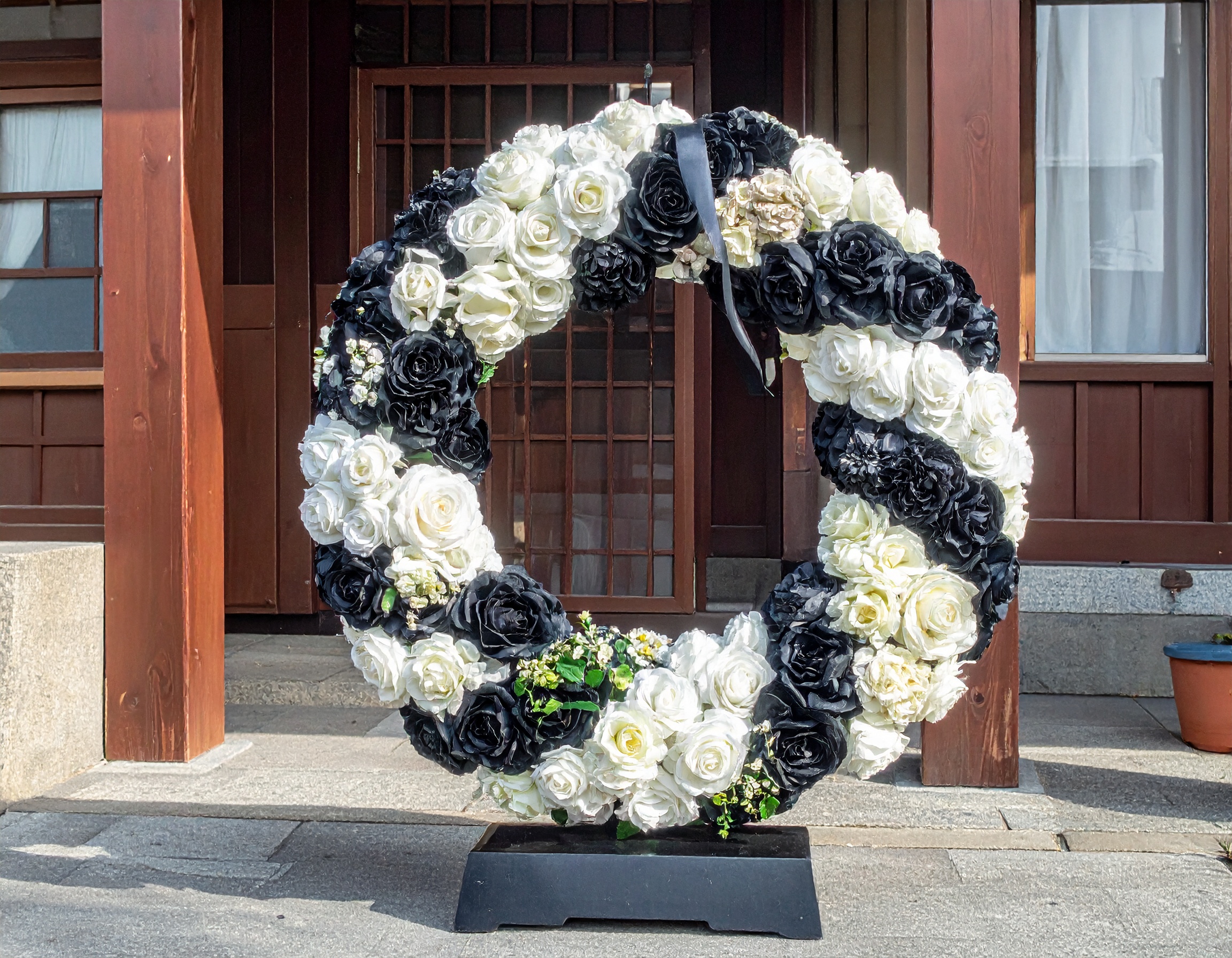 スマホ縦長動画を葬儀用に美しく！横長余白を埋める編集テクニック